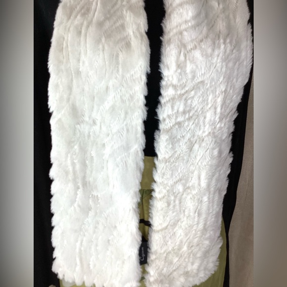 Cejon shiny and fluffy soft scarf. - Picture 3 of 5